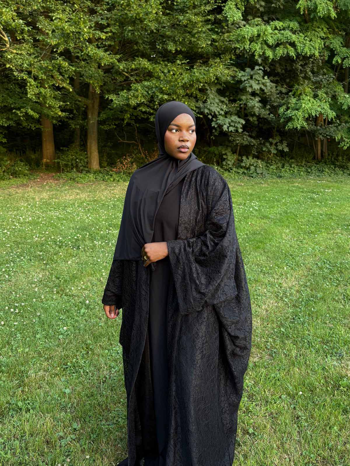Kimono dentelle noir réversible MISSI porté par une femme voilée