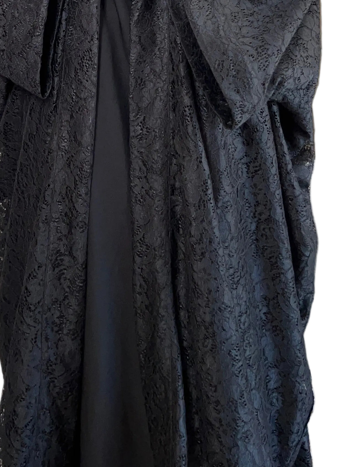 Kimono dentelle noir réversible MISSI porté par une femme voilée
