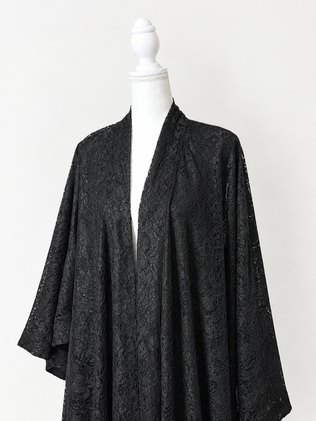 Kimono dentelle noir réversible MISSI porté par une femme voilée