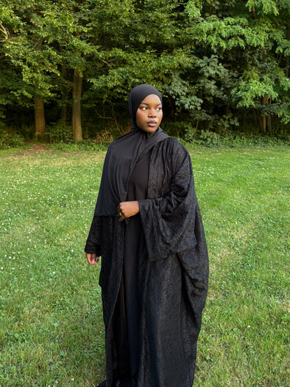 Kimono dentelle noir réversible MISSI porté par une femme voilée