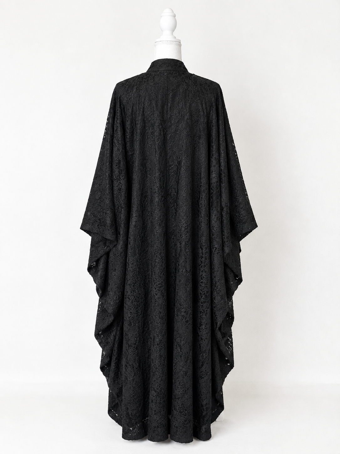 Kimono dentelle noir réversible MISSI porté par une femme voilée