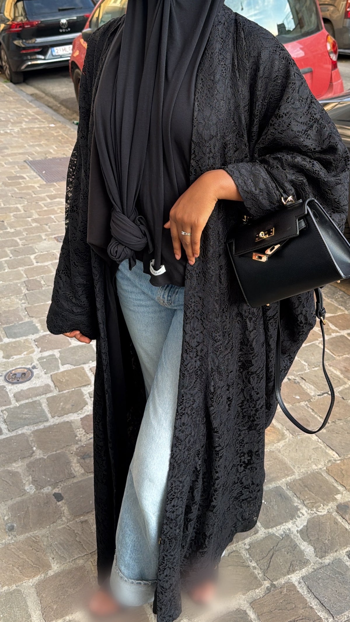 Kimono dentelle noir réversible MISSI porté par une femme voilée