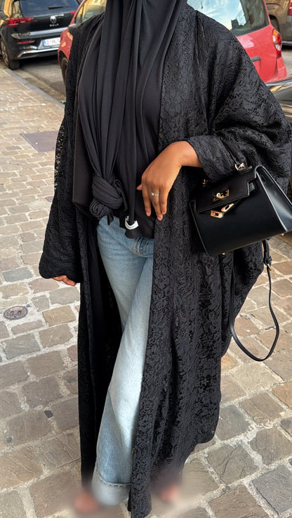 Kimono dentelle noir réversible MISSI porté par une femme voilée