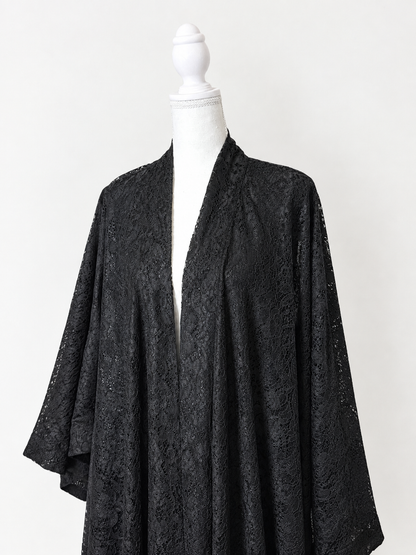 Kimono dentelle noir réversible MISSI porté par une femme voilée