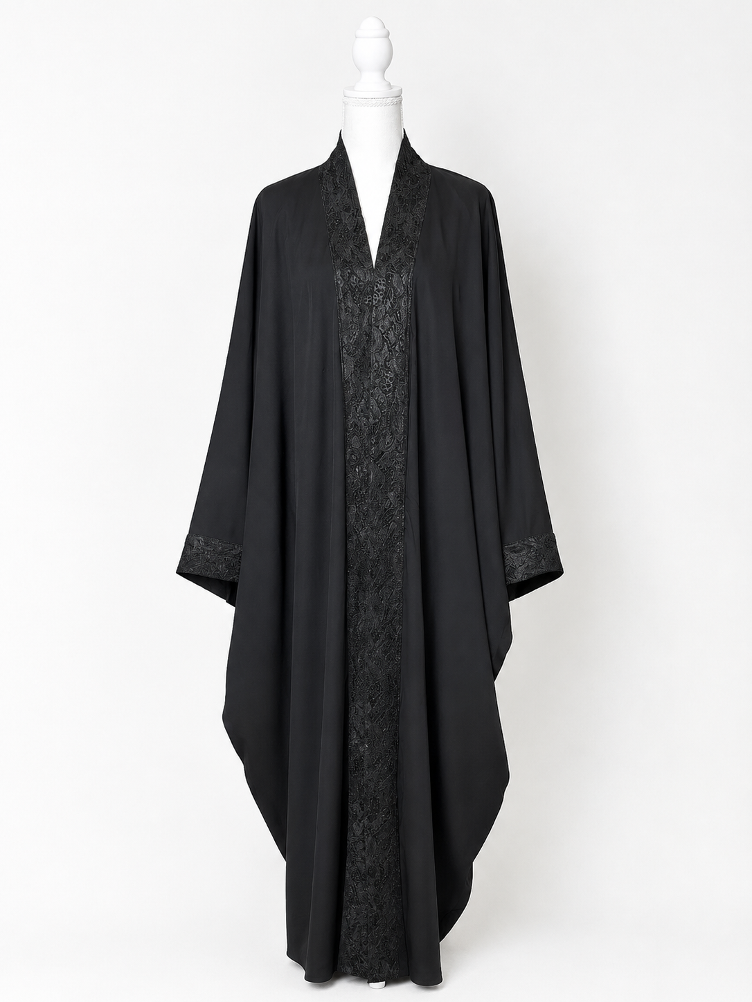 Kimono dentelle noir réversible MISSI porté par une femme voilée