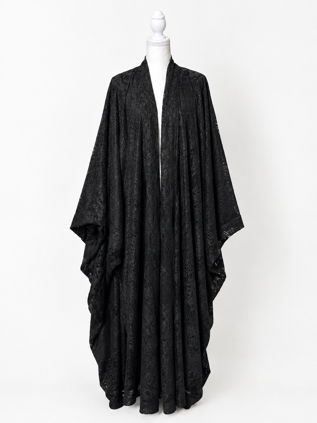 Kimono dentelle noir réversible MISSI porté par une femme voilée