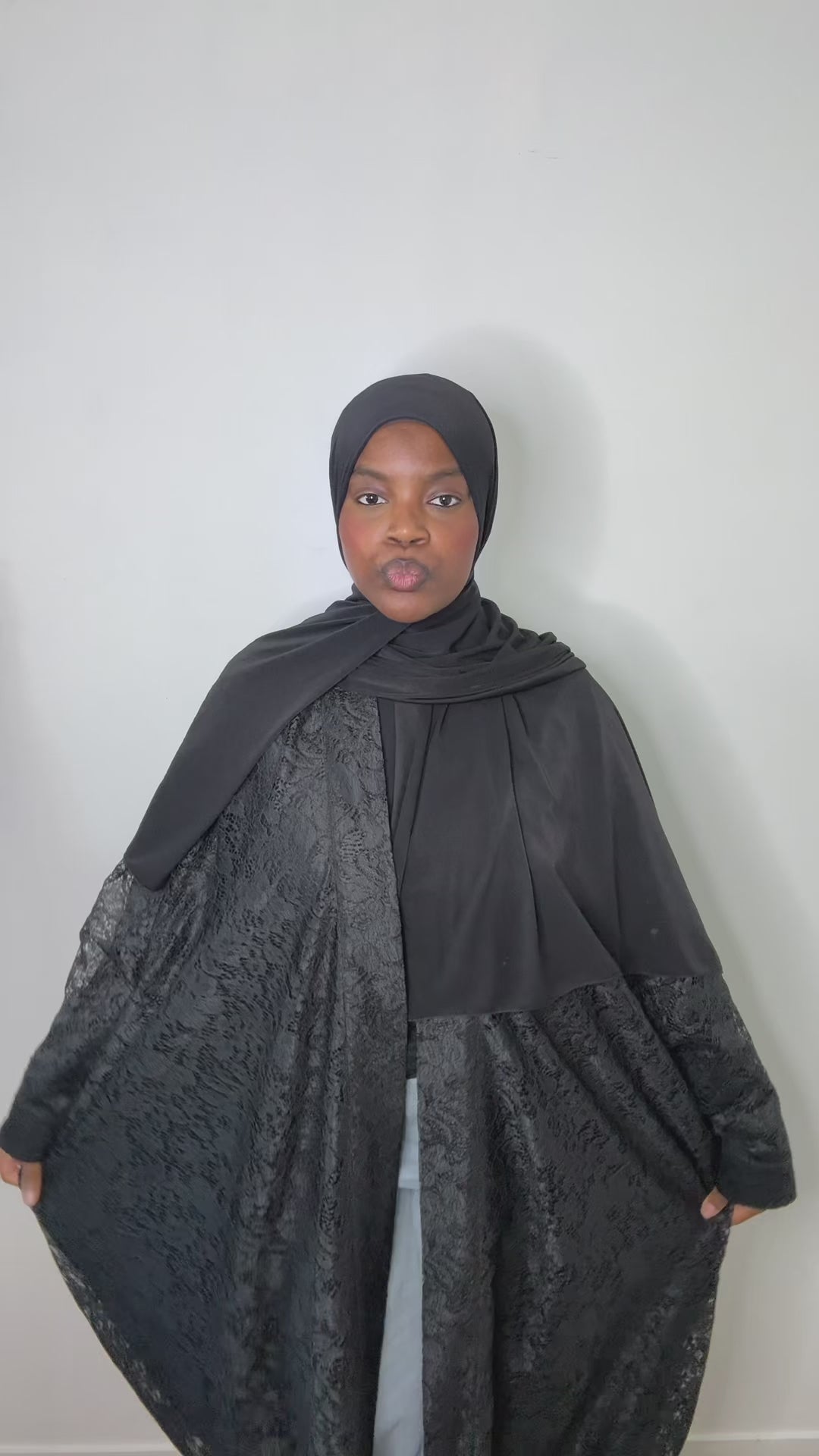 Kimono dentelle noir réversible MISSI porté par une femme voilée